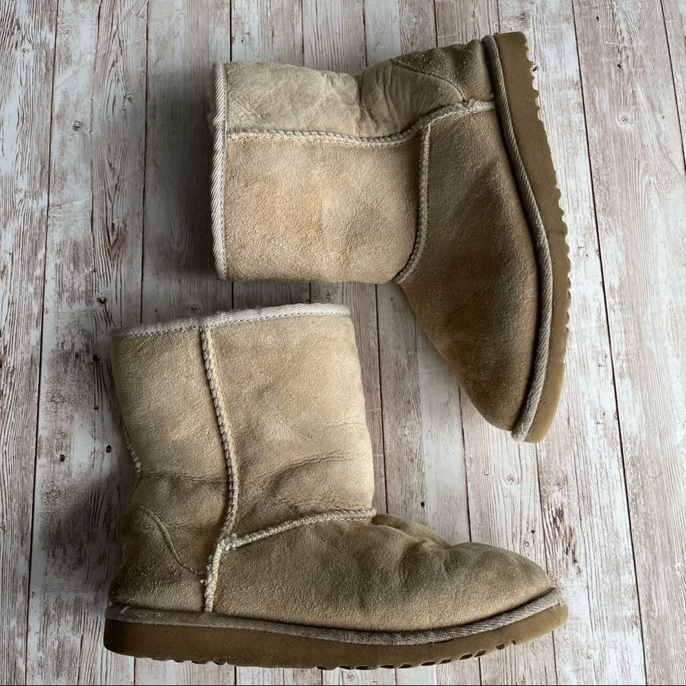 PREOWNED SHORT UGG CLASSIC TAN SHEEP SKIN BOOTS GIRLS SIZE 3